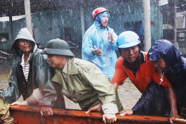 Nghệ An và Hà Tĩnh hối hả di dân, phòng chống bão số 10 - ảnh 2
