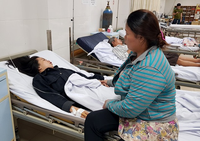 Bà Bình bên cạnh con gái. Ảnh: Zing