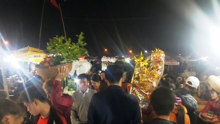 Hàng nghìn người đổ bộ chợ Viềng mua may bán rủi đầu năm - ảnh 2