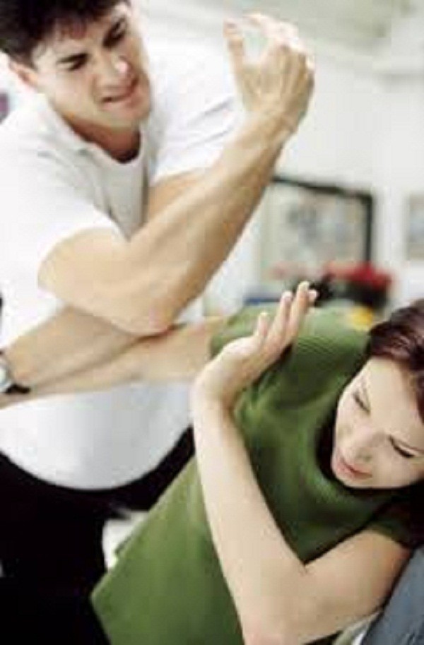 Chồng tát tới tấp đuổi khỏi nhà trong đêm mưa rét vì món quà Tết - ảnh 1