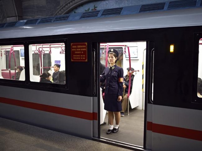 Những bức ảnh hiếm hoi chụp ở ga tàu điện ngầm Triều Tiên - ảnh 7