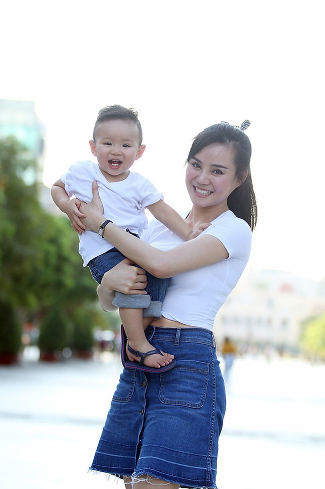 Vy Oanh cùng con trai diện style cực chất lái xế sang đi dạo - ảnh 8