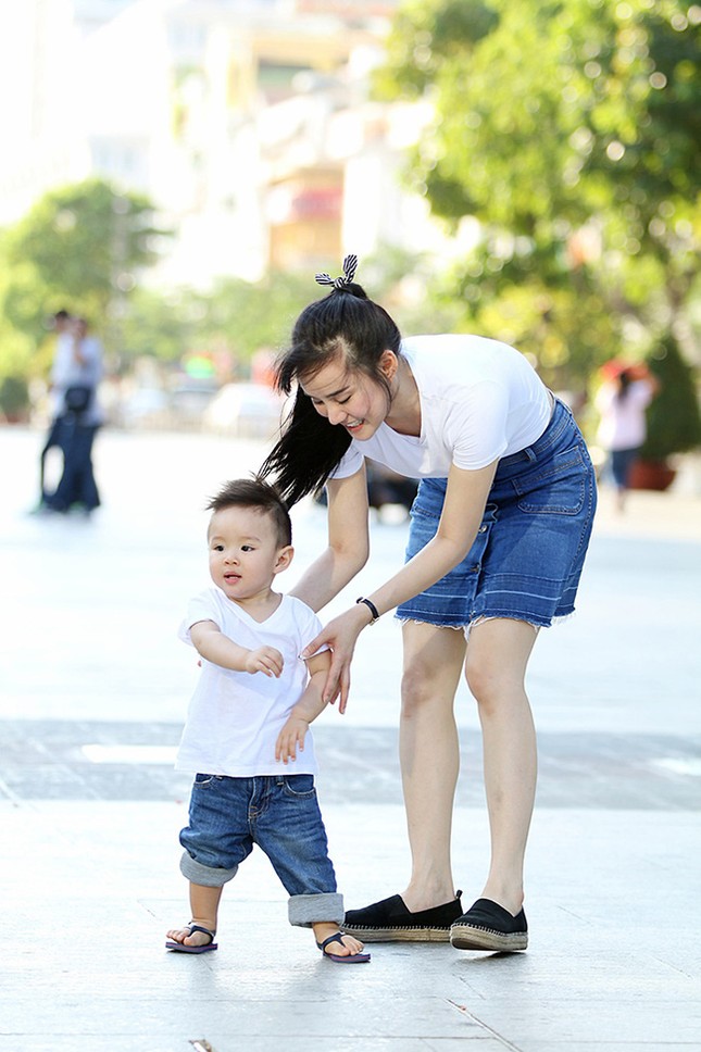 Vy Oanh cùng con trai diện style cực chất lái xế sang đi dạo - ảnh 6