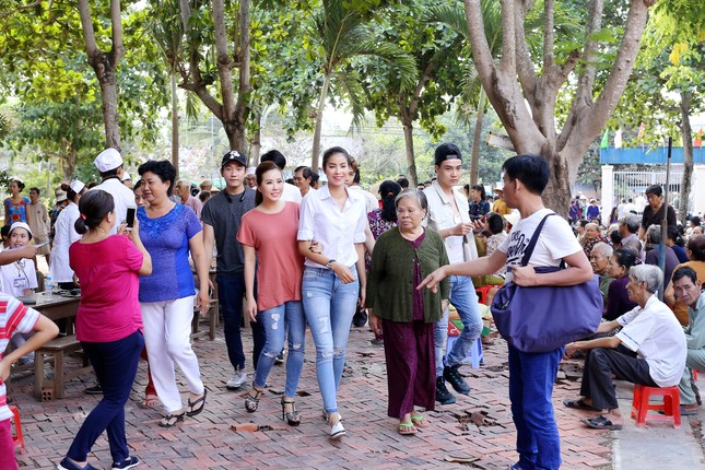 Hoa hậu Thu Hoài, Phạm Hương bê gạo, thuốc... tặng người nghèo - ảnh 3