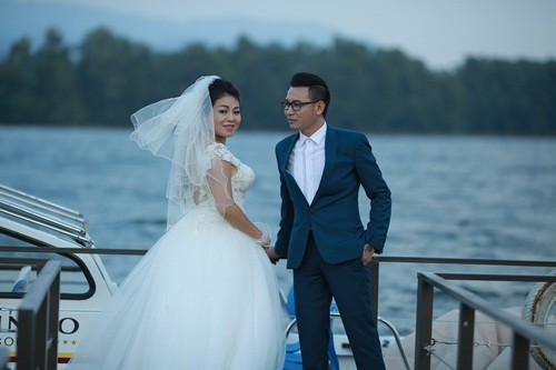 Ca sĩ Anh Thơ e ấp trong 'áo cưới' bên người tình trẻ tuổi - ảnh 7