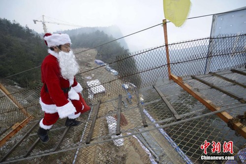 Sếp giả làm ông già Noel tặng quà khích lệ công nhân - ảnh 2