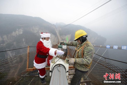 Sếp giả làm ông già Noel tặng quà khích lệ công nhân - ảnh 4