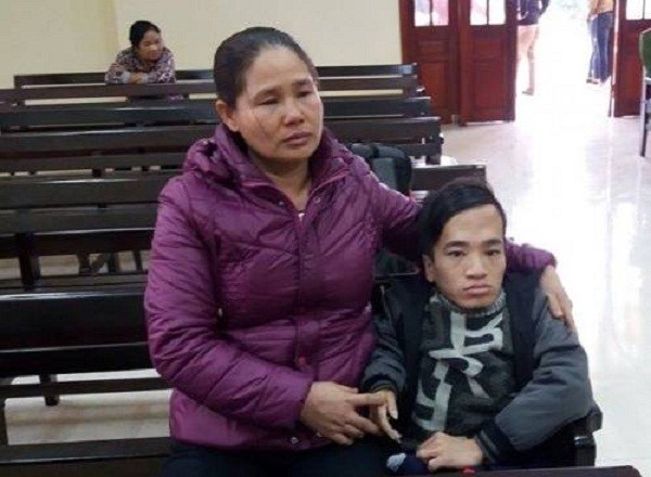 Người con khuyết tật rạch tay lấy mau xin về ở với mẹ vì cha hành áu - ảnh 1