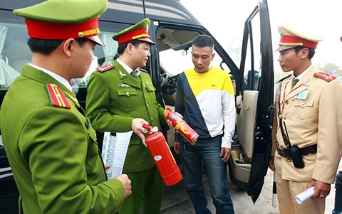 Chưa xử phạt lỗi thiếu bình chữa cháy trên ô tô - ảnh 1