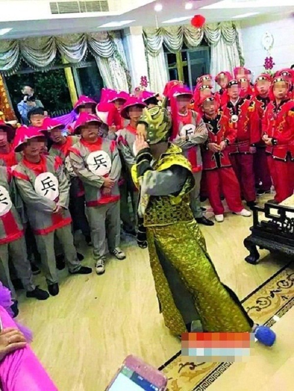 Sốc với đám cưới phong cách cổ trang, cô dâu 'gãy cổ vì vàng' - ảnh 4