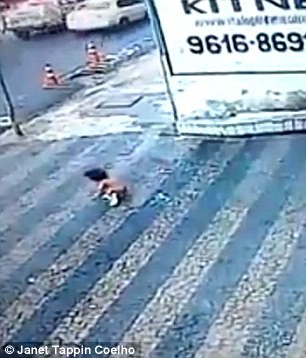 Đứng tim khoảnh khắc bé gái 14 tháng tuổi rơi từ tầng cao xuống đất - ảnh 2