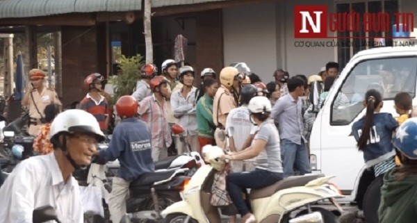 Vĩnh Long: Hỗn loạn cảnh người vi phạm giao thông 'đòi'… lại xe máy - ảnh 3