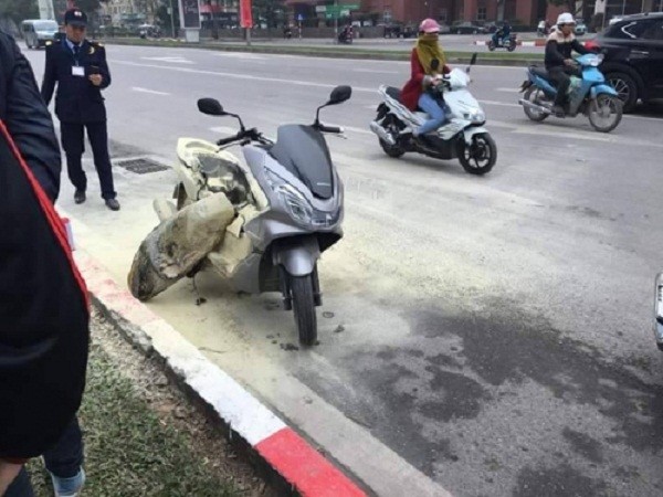 Hà Nội: Xe máy PCX mới mua bất ngờ phát nổ, bốc cháy dữ dội - ảnh 1