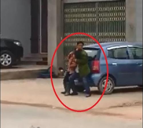Clip ngáo đá cầm dao kề cổ uy hiếp phụ nữ giữa ban ngày - ảnh 1