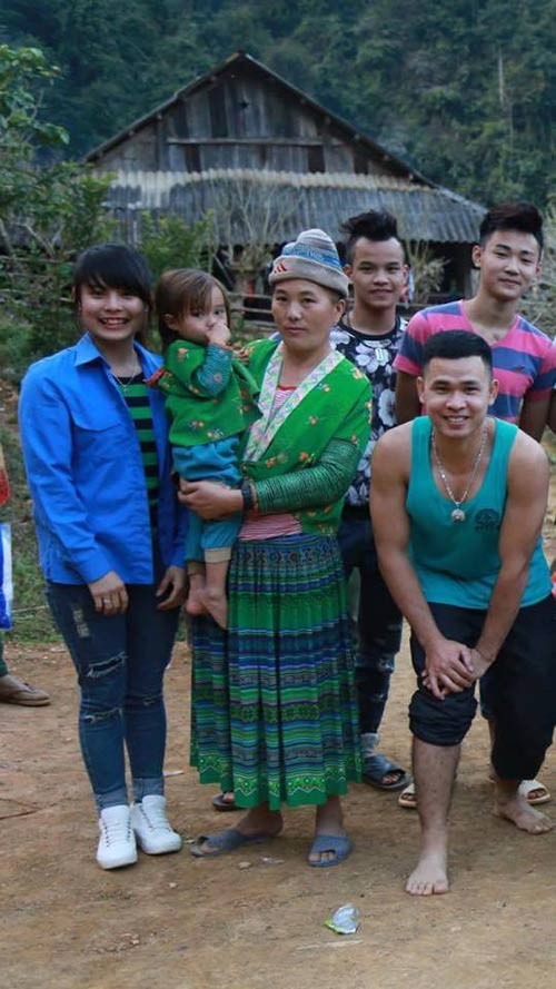 Cô bé vùng cao có khuôn mặt thiên thần được