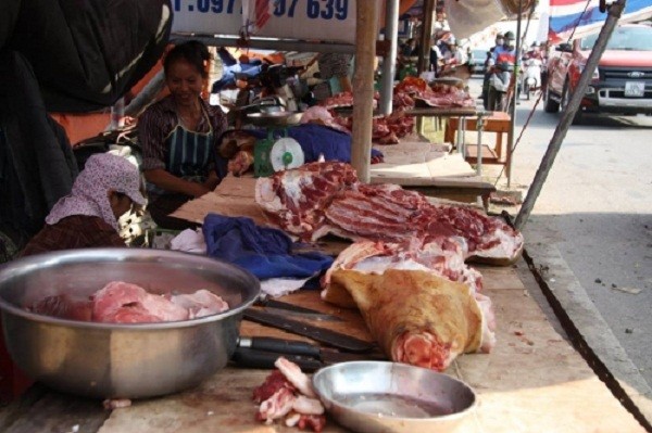 Chợ Viềng: Đầu bê trưng đầy, thịt bê đắt đỏ - ảnh 2