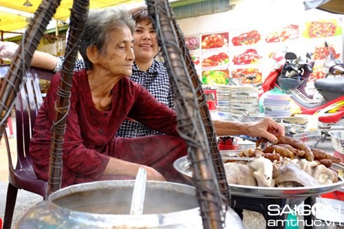 Tới Sài Gòn thưởng thức cháo lòng hơn 80 năm tuổi - ảnh 3