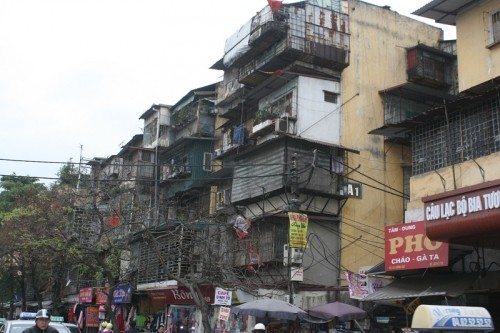 Sống trong sợ hãi dưới chung cư nghiêng dọa sập ở Thủ đô - ảnh 4