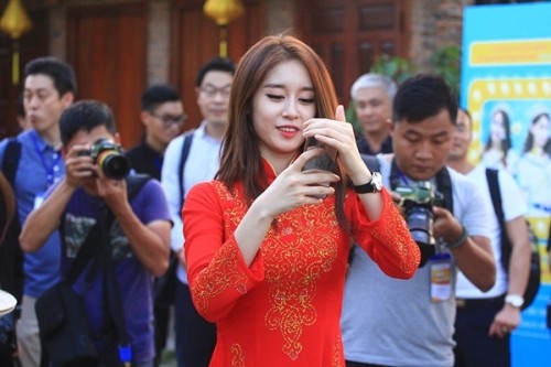 Fan Việt náo loạn vì nhóm T-ara diện áo dài thướt tha tại Sài Gòn - ảnh 7