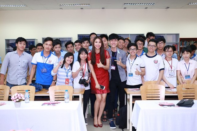 Phạm Hương đẹp rạng ngời giữa 'vòng vây' của sinh viên ở TP.HCM - ảnh 6