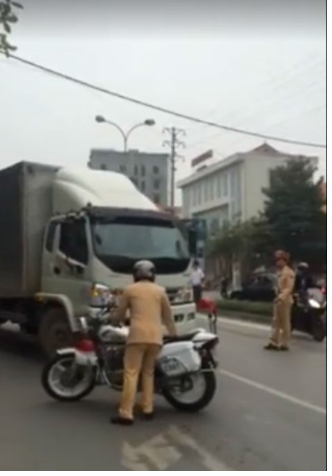 Vây bắt thầy giáo lái xe tải húc đổ xe cảnh sát rồi bỏ chạy - ảnh 3