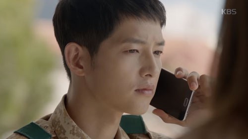 Song Joong Ki - Song Hye Kyo và nụ hôn 'bão' hậu duệ của mặt trời - ảnh 4