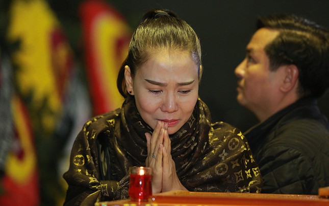Thu Minh nức nở, Hà Hồ tỏ 'thái độ lạ' bên linh cữu NS Lương Minh - ảnh 7