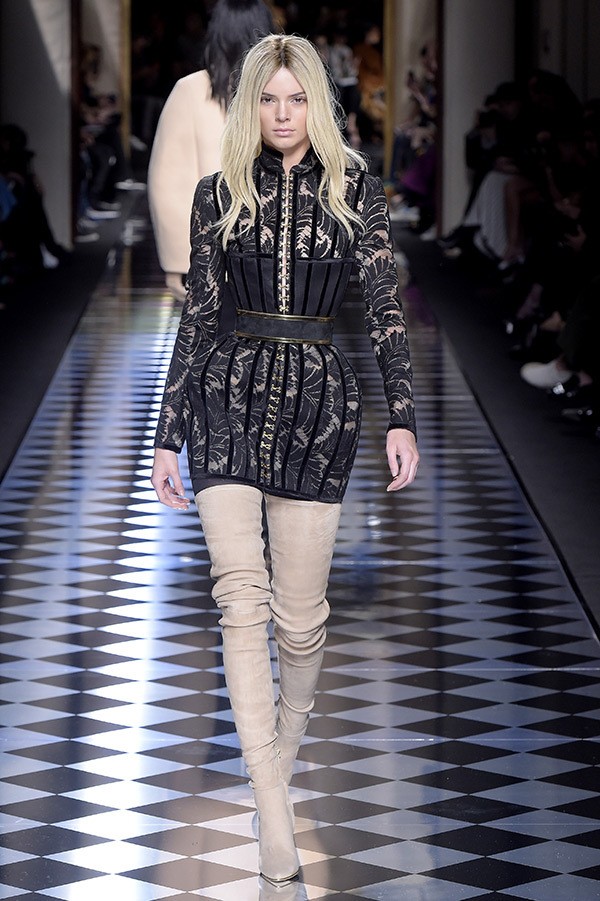 Kendall Jenner đẹp như như nữ hoàng ở show Balmain Thu Đông 2016 - ảnh 3