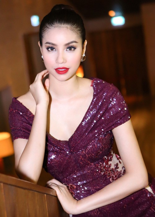 Phạm Hương quyến rũ 'đầy mê hoặc' với đầm sequin cắt xẻ táo bạo - ảnh 2