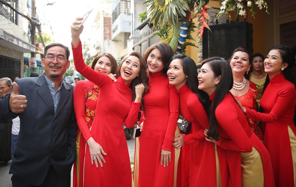 Lương Thế Thành rạng rỡ đưa sính lễ rước cô dâu Thúy Diễm về dinh - ảnh 5