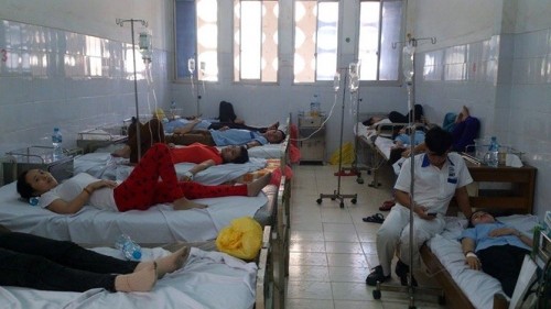 2 người chết, hàng chục người cấp cứu vì ngộ độc thực phẩm - ảnh 1