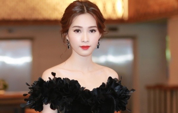 Đặng Thu Thảo khoe vai trần, chân dài gợi cảm - ảnh 1
