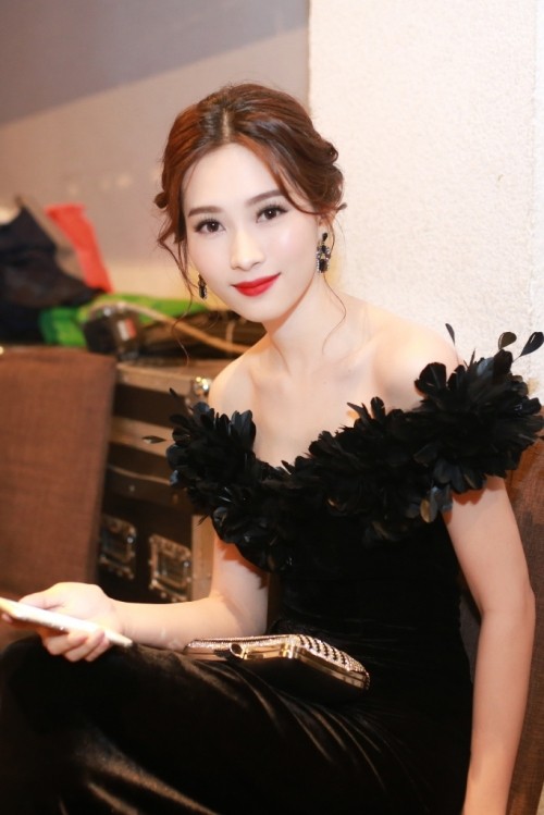 Đặng Thu Thảo khoe vai trần, chân dài gợi cảm - ảnh 6
