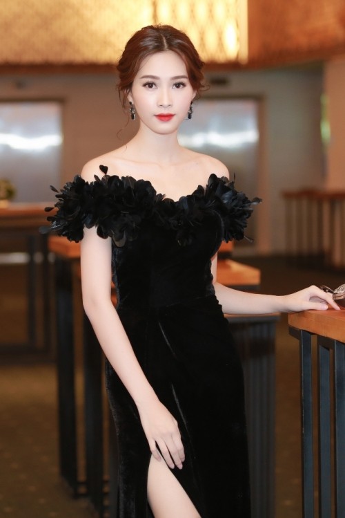 Đặng Thu Thảo khoe vai trần, chân dài gợi cảm - ảnh 4