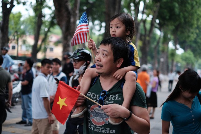 Ngày đầu bận rộn của ông Obama tại Việt Nam - ảnh 11