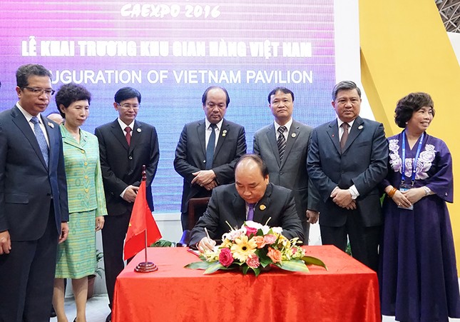 Thủ tướng dự khai trương Khu gian hàng Việt Nam tại CAEXPO 2016 - ảnh 2