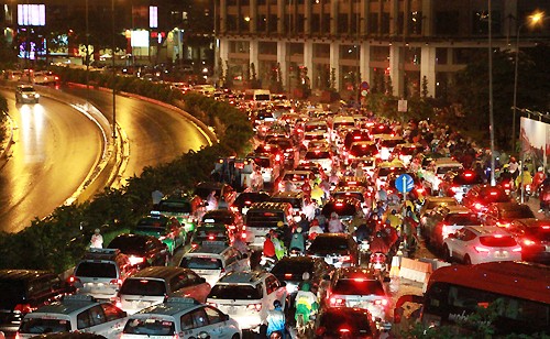 Sài Gòn rối loạn vì ngập nặng - ảnh 1