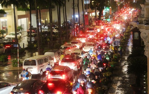 Sài Gòn rối loạn vì ngập nặng - ảnh 2