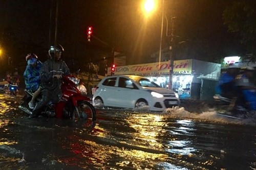 Sài Gòn lại mưa lớn, máy bay không thể cất cánh - ảnh 1