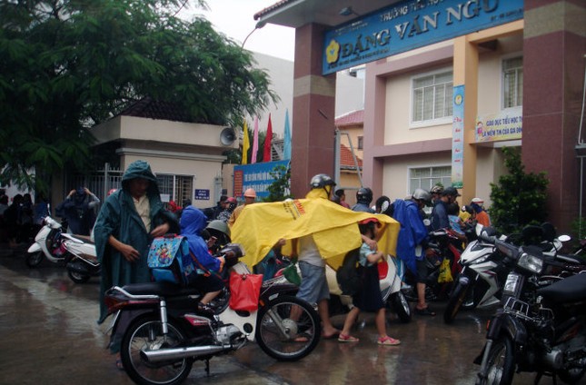 Mưa chiều tầm tã, người Sài Gòn vẫn chạy xe đàng hoàng - ảnh 1