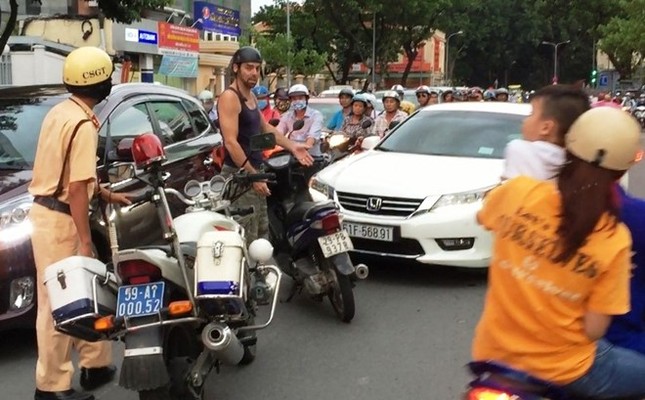 Ông Tây chặn ôtô chạy ngược chiều ở trung tâm Sài Gòn - ảnh 1