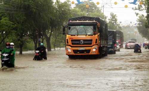 Người đàn ông đu thân tre suốt 10 giờ trong lũ ở Phú Yên - ảnh 1