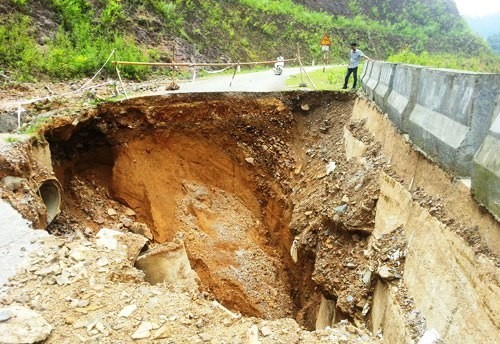 ‘Hố tử thần’ rộng 9 m chia cắt quốc lộ 16 ở Thanh Hóa - ảnh 1