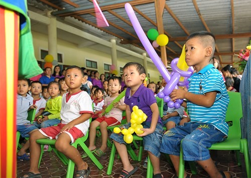 Tặng quà học sinh, ngư dân bị ảnh hưởng sự cố môi trường - ảnh 5
