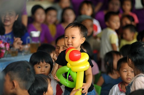 Tặng quà học sinh, ngư dân bị ảnh hưởng sự cố môi trường - ảnh 7