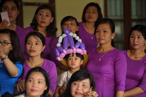 Tặng quà học sinh, ngư dân bị ảnh hưởng sự cố môi trường - ảnh 6