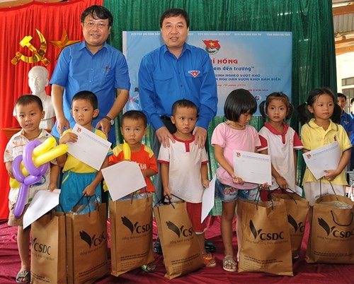 Tặng quà học sinh, ngư dân bị ảnh hưởng sự cố môi trường - ảnh 2