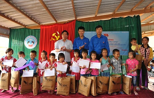 Tặng quà học sinh, ngư dân bị ảnh hưởng sự cố môi trường - ảnh 8