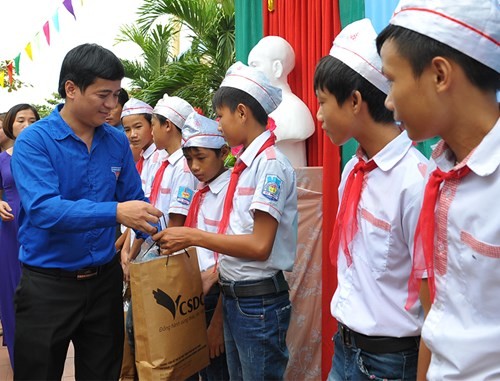 Tặng quà học sinh, ngư dân bị ảnh hưởng sự cố môi trường - ảnh 9