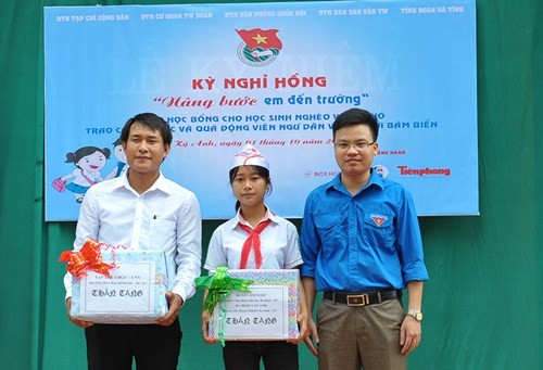 Tặng quà học sinh, ngư dân bị ảnh hưởng sự cố môi trường - ảnh 10